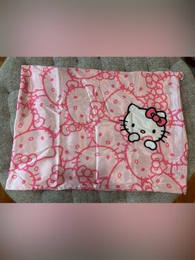 “Hello Kitty” silk queen zip pillowcase